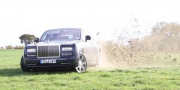 Водитель дрифтит по бездорожью на Rolls Royce Phantom 2013 года